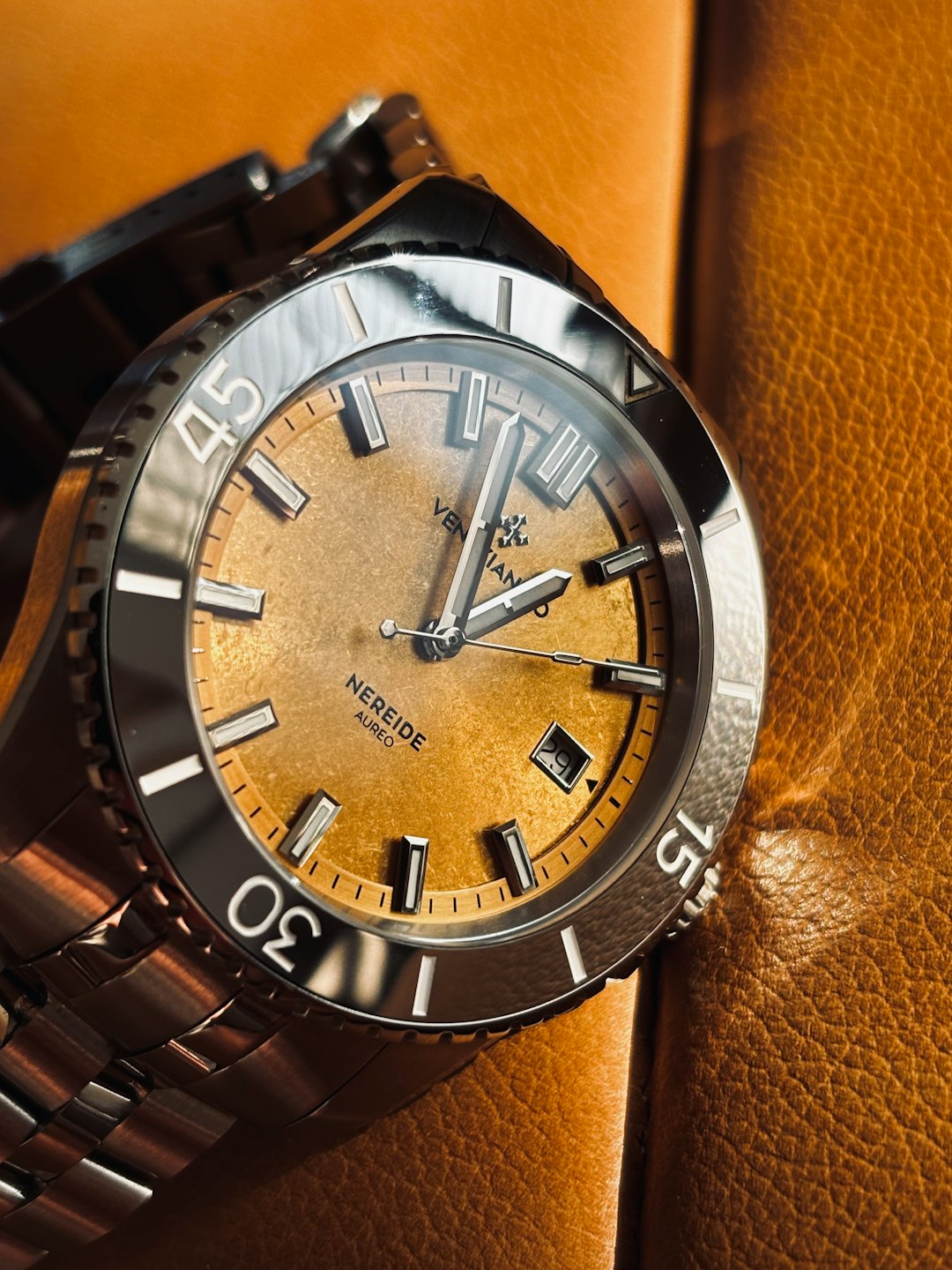 Venezianico Aureo watch, automatic movement (sellita sw 200-1) on leather arm chair.